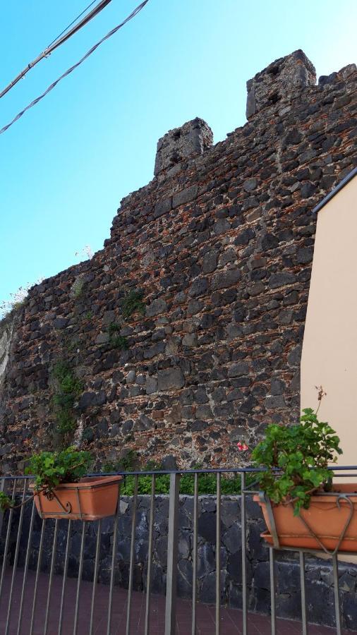 Bed & Breakfast Dietro Le Mura Aci Castello Exterior foto